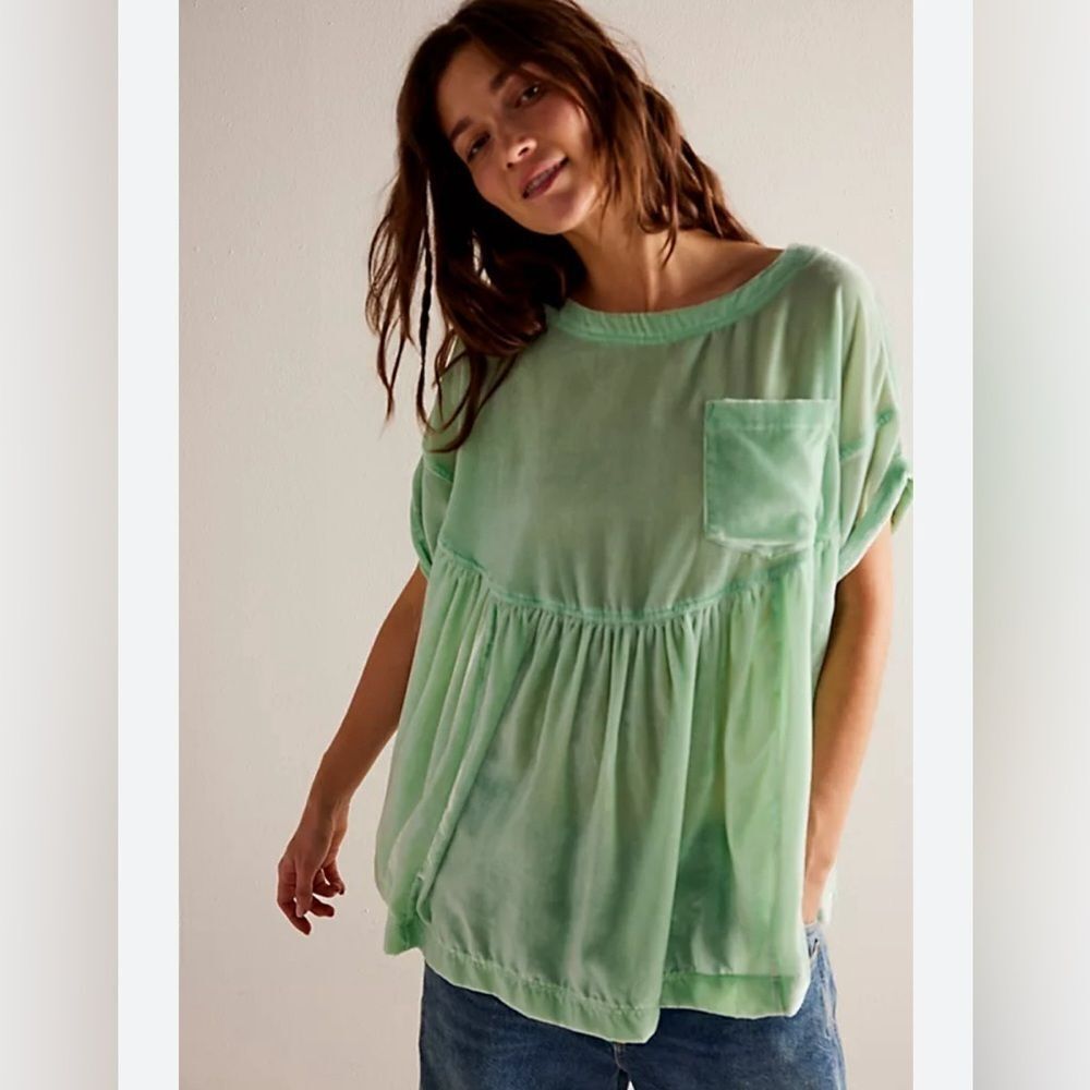 We the free Moon City Velvet top
Babydoll inspired silhouette